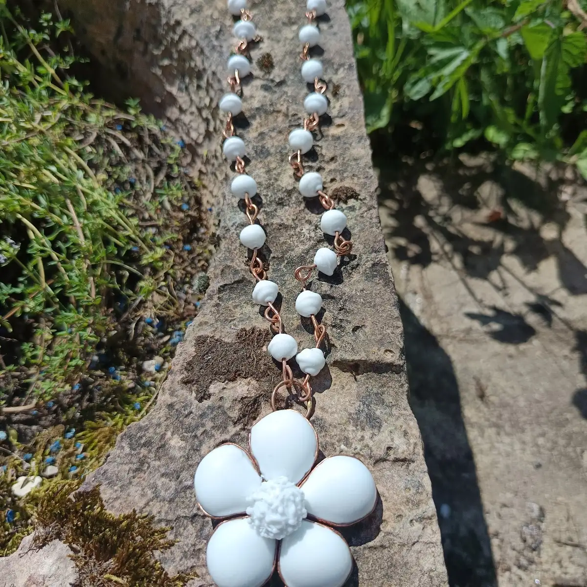 Collier fleur blanche