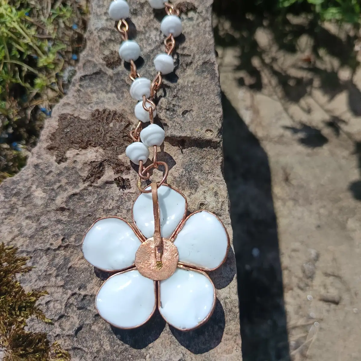 Collier fleur blanche